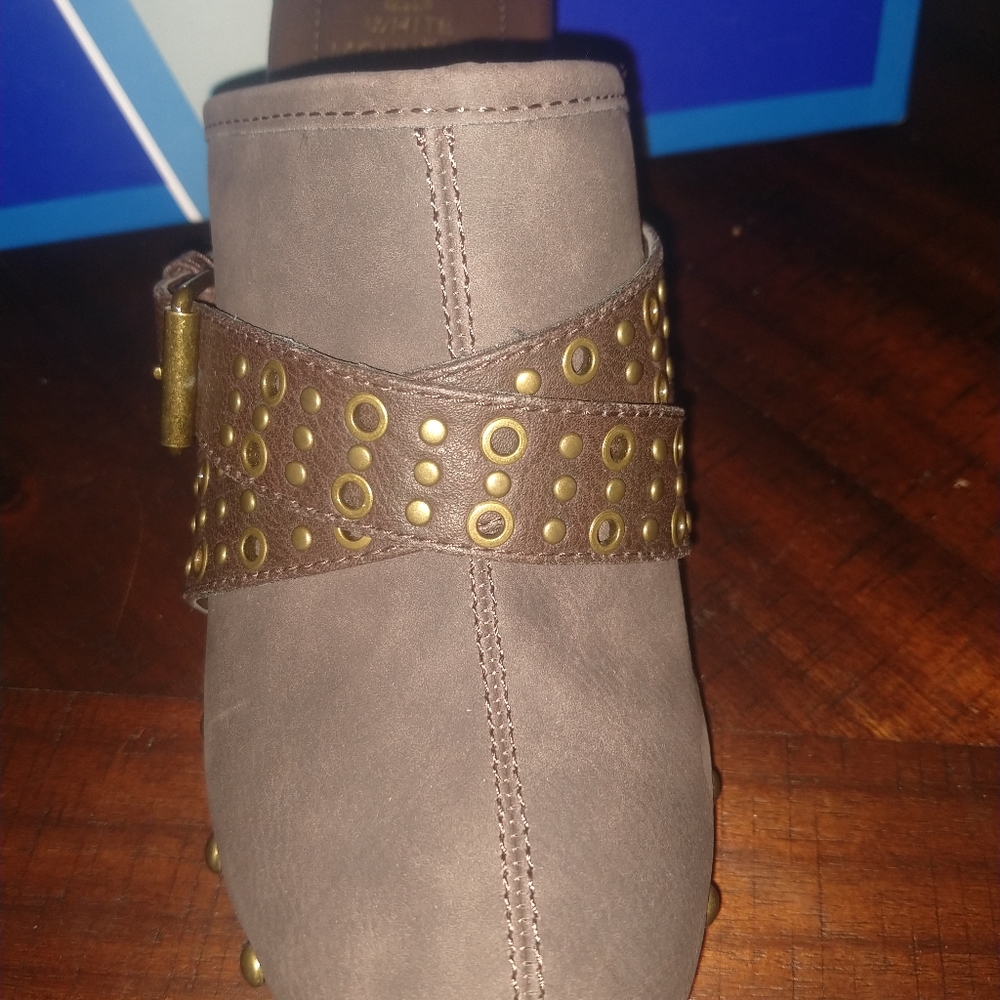 White Mountain Wallis Mules - Picture 2 of 4